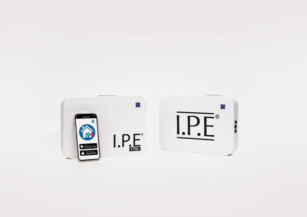 "Dispositivo I.P.E Pro+ installato su una parete di casa, soluzione innovativa per l'umidità di risalita